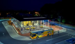 Na zdjęciu autobus BKM oraz Centrum Przesiadkowe w Żorach nocą.