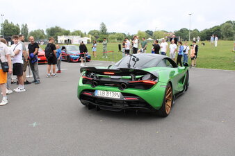 Sportowe samochody prezentowane podczas Pikniku Fundacji FunAndDrive Dzieciom