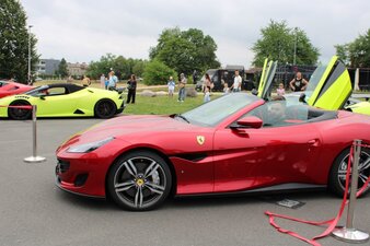 Sportowe samochody prezentowane podczas Pikniku Fundacji FunAndDrive Dzieciom