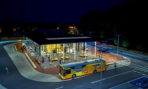 Centrum przesiadkowe, a na pierwszym planie autobus Bezpłatnej Komunikacji Miejskiej. Fot: Wojciech Bęczarski