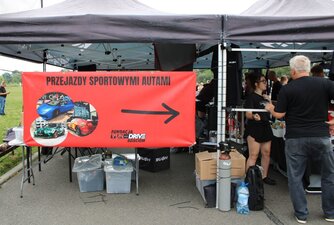 Sportowe samochody prezentowane podczas Pikniku Fundacji FunAndDrive Dzieciom