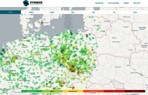 Mapa czujników jakości powietrza firmy Syngeos ze wskazaniami w różnych kolorach. 