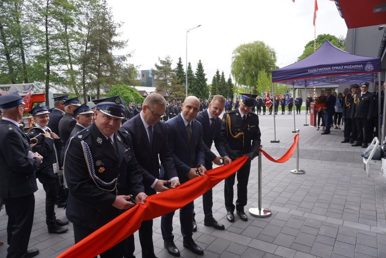 Przecięcia wstęgi dokonują od lewej: Grzegorz Sobik – Prezes OSP Rogoźna, Waldemar Socha – Prezydent Miasta Żory, Piotr Kosztyła – Przewodniczący Rady Miasta Żory,Adam Grześkiewicz – dyrektor ŻCOP oraz oraz mł. bryg. Krzysztof Ograbek – Komendant PSP Żory.