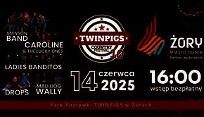 Plakat promujący 10. edycję Twinpigs Country Festival w Żorach, zaplanowaną na 14 czerwca 2025 r. od godz. 16:00. Wstęp bezpłatny. Wystąpią: Manson Band, Caroline & The Lucky Ones, Mad Dog Wally, Drops, Ladies Banditos. W tle westernowy kapelusz i logo Żor – Miasta Ognia.