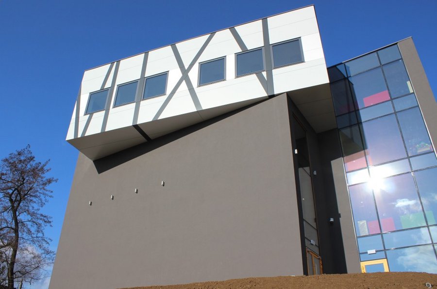 Na zdjęciu budynek Zespołu Szkół nr 8 w Żorach