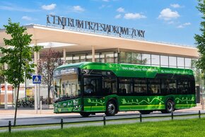 Centrum przesiadkowe, a na pierwszym planie autobus elektryczny Bezpłatnej Komunikacji Miejskiej.