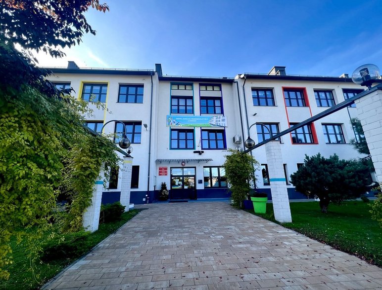 Budynek Zespołu Szkolno-Przedszkolnego nr 5 w Żorach z zewnątrz, od strony wejścia głównego do szkoły. 