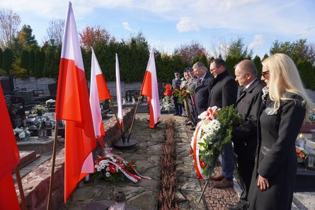 Uroczyste złożenie kwiatów przy pomniku upamiętniającym poległych w obronie Żor w czasach II Wojny Światowej