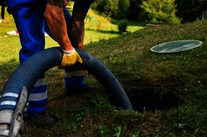 Mężczyzna wypompowuje nieczystości z szamba. Stock images by Depositphotos 