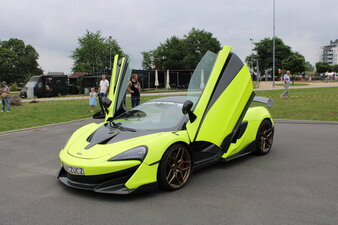 Sportowe samochody prezentowane podczas Pikniku Fundacji FunAndDrive Dzieciom