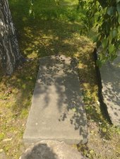 Przewrócone macewy na cmentarzu żydowskim w Żorach 