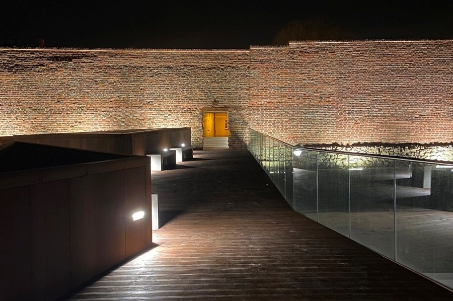 Na zdjęciu amfiteatr przy murze obronnym w Żorach