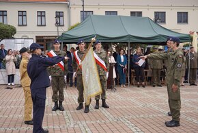 Uczniowie klas mundurowych ślubują na sztandar szkoły 