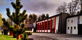 Sala sportowa przy ul. Wodzisławskiej 119 w Rogoźnej - widok z zewnętrz
