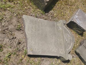 Przewrócone macewy na cmentarzu żydowskim w Żorach 