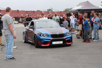 Sportowe samochody prezentowane podczas Pikniku Fundacji FunAndDrive Dzieciom