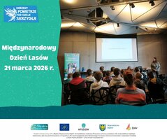 Grafika promująca Międzynarodowy Dzień Lasów. Po lewej stronie zielone tło z białym napisem: „Międzynarodowy Dzień Lasów, 21 marca 2026 r.” oraz hasłem „Bierzemy powietrze pod swoje skrzydła” z symbolem skrzydeł. Po prawej zdjęcie przedstawiające salę konferencyjną – grupa osób siedzi na krzesłach i słucha prezentacji wyświetlanej na ekranie, obok stoi prowadząca. Na dole widoczne logotypy partnerów, m.in. Śląskie, LIFE, NFOŚiGW, Województwo Śląskie i Żory.