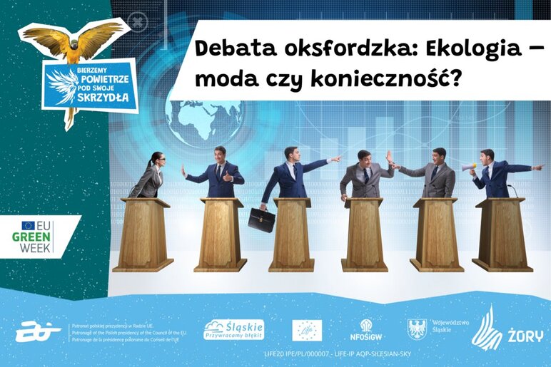 Grafika promująca debatę oksfordzką pt. „Ekologia – moda czy konieczność?”. Na ilustracji widać sześć osób stojących za mównicami i prowadzących ożywioną dyskusję. Tło przedstawia cyfrową mapę świata. Po lewej stronie widnieje hasło „Bierzemy powietrze pod swoje skrzydła” z wizerunkiem papugi, a poniżej logo EU Green Week. Na dole umieszczono logotypy partnerów wydarzenia: „Śląskie. Przywracamy błękit”, LIFE, NFOŚiGW, Województwa Śląskiego i Miasta Żory.