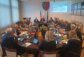 Żorscy radni podczas sesji w sali narad 