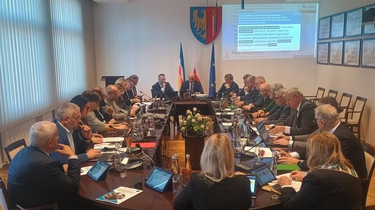 Żorscy radni podczas sesji w sali narad