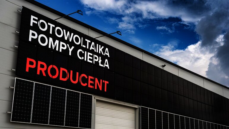 Fragment elewacji zakładu firmy JBG-2 Sp. z o.o. z napisami: fotowoltaika, pompy ciepła, producent
