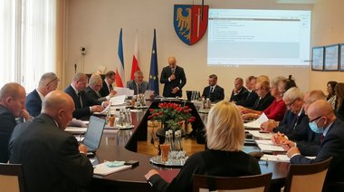 Zdjęcie z sesji Rady Miasta Żory - przy okrągłym stole siedzi 23 radnych Rady Miasta Żory.