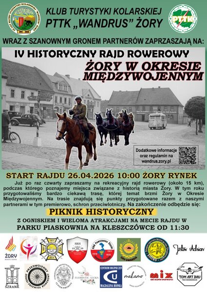 Plakat wydarzenia organizowanego przez Klub Turystyki Kolarskiej PTTK „Wandrus” Żory. Tło stanowi archiwalne, czarno-białe zdjęcie rynku w Żorach z okresu międzywojennego – widoczne kamienice, samochody i autobus. Na pierwszym planie wklejona postać żołnierza na koniu oraz zaprzęg konny. Główny tytuł: „IV Historyczny Rajd Rowerowy – Żory w okresie międzywojennym”. Data i miejsce: start 26.04.2026 o godz. 10:00 na Rynku w Żorach. Opis wydarzenia informuje o rekreacyjnym rajdzie rowerowym (ok. 15 km), podczas którego uczestnicy poznają miejsca związane z historią miasta. Trasa obejmuje m.in. schron przeciwlotniczy. Na zakończenie zaplanowano piknik historyczny z ogniskiem i atrakcjami w Parku Piaskownia na Kleszczówce od godz. 11:30. Na plakacie znajduje się także kod QR prowadzący do strony wandrus.zory.pl oraz logotypy partnerów wydarzenia.