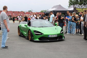 Sportowe samochody prezentowane podczas Pikniku Fundacji FunAndDrive Dzieciom