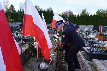 Uroczyste złożenie kwiatów przy pomniku upamiętniającym poległych w obronie Żor w czasach II Wojny Światowej