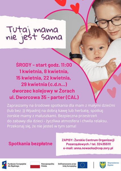 Plakat w pastelowych kolorach (fiolet i róż) promujący spotkania dla mam z małymi dziećmi. Po prawej stronie zdjęcie kobiety w okularach, przytulającej niemowlę; wokół nich narysowane różowe serce. Duży napis: „Tutaj mama nie jest sama”. Informacje o wydarzeniu: spotkania w środy o godz. 11:00 – 1, 8, 15, 22 i 29 kwietnia (i kolejne). Miejsce: dworzec kolejowy w Żorach, ul. Dworcowa 35, parter (CAL). Opis: zaproszenie na bezpłatne spotkania dla mam z małymi dziećmi (lub bez), przy kawie lub herbacie, z przestrzenią do zabawy dla dzieci i życzliwą atmosferą. Na dole informacja: „Spotkania bezpłatne”. Zapisy przez Żorskie Centrum Organizacji Pozarządowych – telefon i adres e-mail podane na plakacie. W stopce logotypy funduszy europejskich i instytucji publicznych.