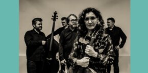 Zaproszenie na koncert muzyki filmowej w wykonaniu Kwintetu Śląskich Kameralistów, który odbędzie się 1 maja o 18:00 w Pałacu Baranowice w Żorach; poniżej czarno-białe zdjęcie pięciu muzyków z instrumentami smyczkowymi.