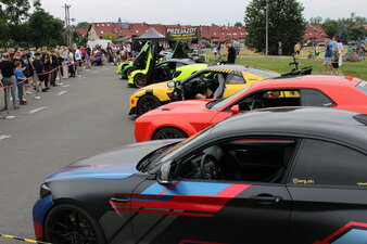 Sportowe samochody prezentowane podczas Pikniku Fundacji FunAndDrive Dzieciom