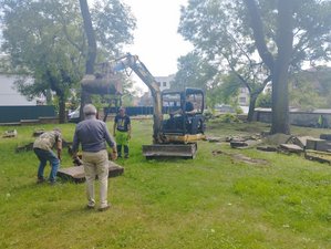 Ustawianie macew na cmentarzu żydowskim w Żorach 