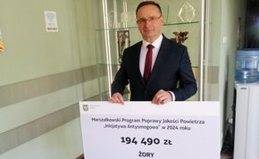 Waldemar Socha - Prezydent Miasta Żory z pamiątkowym czekiem potwierdzającym dofinansowanie dla Miasta 