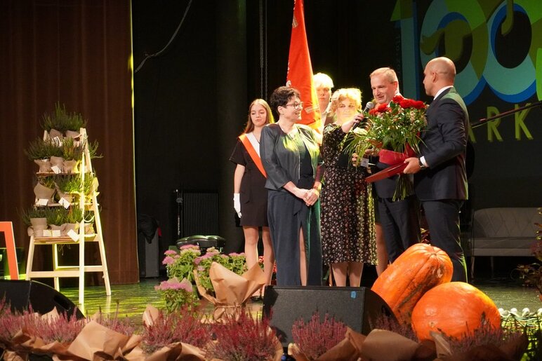 Waldemar Socha - Prezydent Miasta Żory oraz Piotr Kosztyła – Przewodniczący Rady Miasta Żory przekazują kwiaty i pamiątkową statuetkę na ręce Urszuli Machalicy – Dyrektor Zespołu Szkół nr 1 w Żorach. 