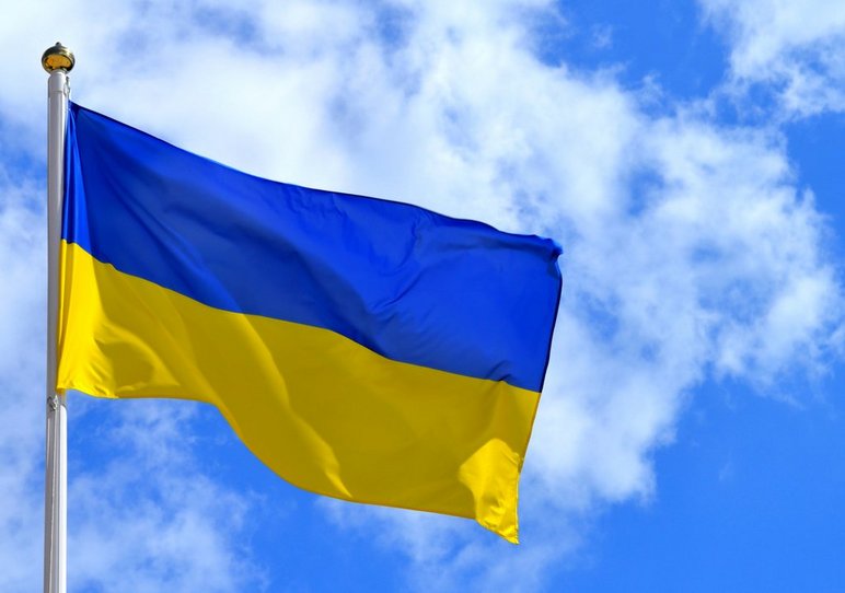 Flaga Ukrainy na tle błękitnego nieba.  Stock images by Depositphotos. 