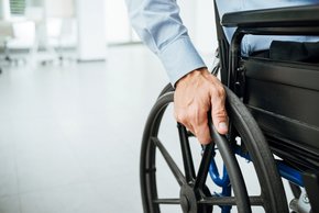 Mężczyzna na wózku inwalidzkim. Stock images by Depositphotos.