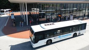 Autobus Bezpłatnej Komunikacji Miejskiej przy Centrum Przesiadkowym w Żorach 