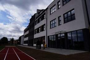 Wejście do siedziby Obwodowej Komisji Wyborczej w siedzibie Zespołu Szkolno-Przedszkolnego nr 9 w Żorach przy ul. Rybnickiej 226. 