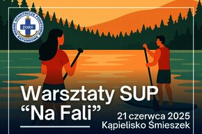 Plakat promujący wydarzenie „Warsztaty SUP – Na Fali”, które odbędą się 21 czerwca 2025 roku na kąpielisku Śmieszek w Żorach. Ilustracja przedstawia kobietę i mężczyznę pływających na deskach SUP po jeziorze, w otoczeniu gór i lasów. Na plakacie zamieszczono godziny warsztatów w czterech grupach (od 9:00 do 15:30), informację o obowiązkowej rejestracji na stronie internetowej oraz zaproszenie na instruktaż pływania łodzią ratowniczą. Wydarzenie organizuje Drużyna WOPR Żory, a warsztaty są dofinansowane z budżetu miasta Żory.
