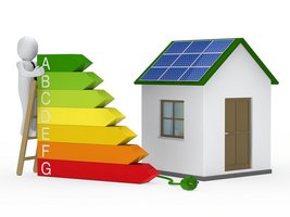 Rysunek domu, obok mężczyzna wspina się po drabinie na skalę pokazującą klasy energetyczne od A (zielona) do G (czerwona). 