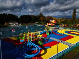 Basen Rajska Fala w Żorach - na pierwszym planie kolorowe zjeżdżalnie dla dzieci 