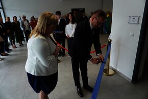 Symboliczne przecięcie wstęgi przez Waldemara Sochę – Prezydenta Miasta Żory oraz Lucynę Kafkę – dyrektor ZSP 9