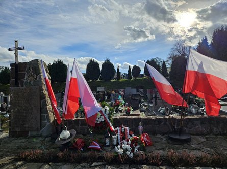 Uroczyste złożenie kwiatów przy pomniku upamiętniającym poległych w obronie Żor w czasach II Wojny Światowej