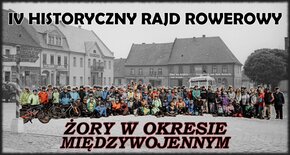 Zdjęcie grupowe uczestników IV Historycznego Rajdu Rowerowego w Żorach. Na tle czarno-białej fotografii rynku z okresu międzywojennego stoi duża grupa rowerzystów w kolorowych strojach i kaskach. U góry widoczny napis „IV Historyczny Rajd Rowerowy”, a na dole „Żory w okresie międzywojennym”.