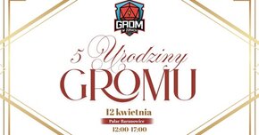Baner wydarzenia z logo „GROM Żory” u góry oraz eleganckim napisem „5 Urodziny GROMU”. Poniżej widnieją szczegóły: „12 kwietnia, Pałac Baranowice, 12:00–17:00”. Tło jasne z dekoracyjnymi złotymi liniami.