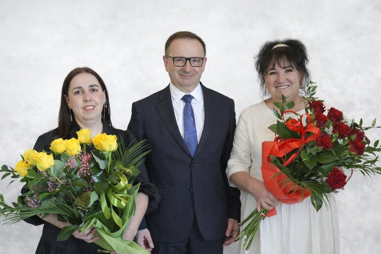 Na zdjęciu Weronika Cębrzyna, Katarzyna Kosztyła-Hus oraz Prezydent Żor - Waldemar Socha
