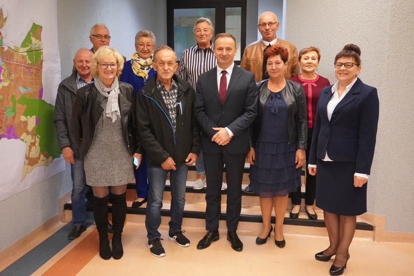 Na zdjęciu laureaci konkursu na Najpiękniejszą zieloną przestrzeń Miasta Żory wraz z Waldemarem Sochą - Prezydentem miasta Żory