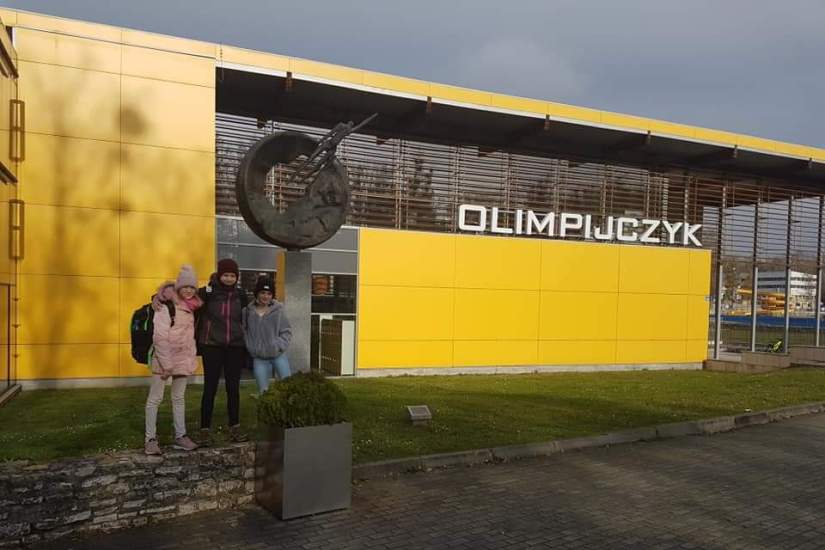 Na zdjęciu powyżej zawodniczki UKS Salmo Żory na tle Pływalni Olimpijczyk: Urszula Śliwka, Weronika Jankowska i Alicja Beńkowska