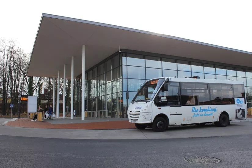 Na zdjęciu Centrum Przesiadkowe w Żorach oraz autobus bezpłatnej komunikacji miejskiej.